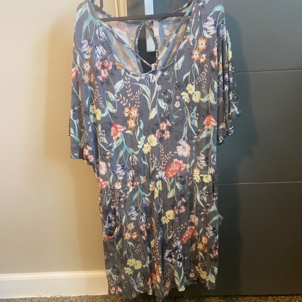 Floral romper with pockets